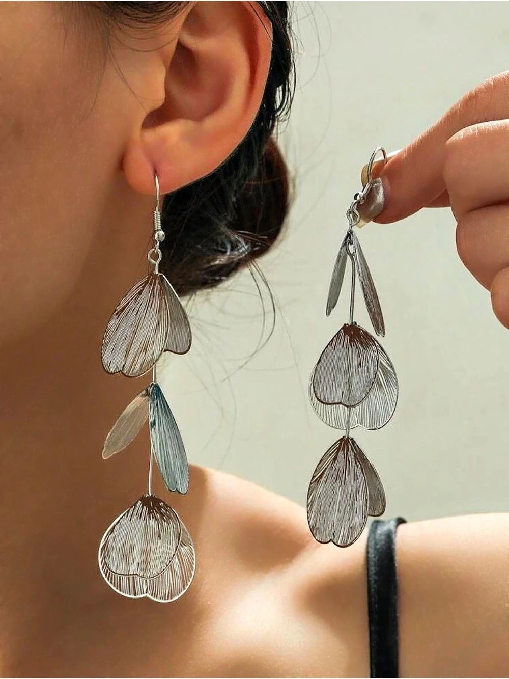 Leaf Drop Earrings in Silver Like New